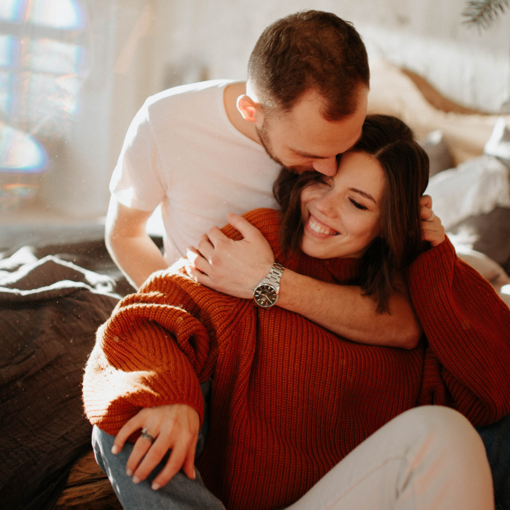 pareja feliz por regalo