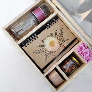 Kit de relajación premium: Kitbox Instante de Paz. Personaliza estuche (vinil). Incluye té gourmet, vela aromática, libreta, infusor y más. Envíos Colombia.