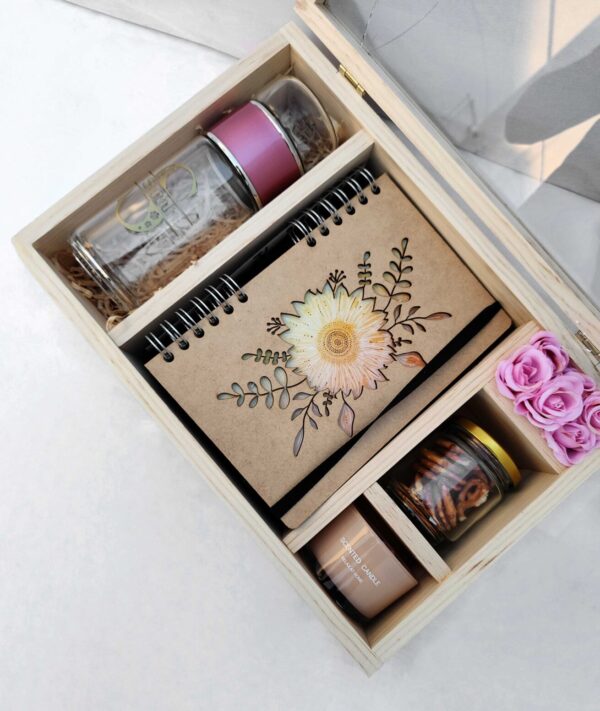 Kit de relajación premium: Kitbox Instante de Paz. Personaliza estuche (vinil). Incluye té gourmet, vela aromática, libreta, infusor y más. Envíos Colombia.