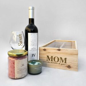 Estuche de lujo Noche Serena Kitbox con vino mexicano Casa Madero 3V y copa personalizada dorada.
