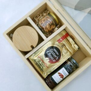 Estuche de lujo Noche Serena Kitbox con vino mexicano Casa Madero 3V y copa personalizada dorada.