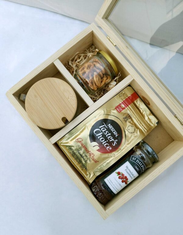 Estuche de lujo Noche Serena Kitbox con vino mexicano Casa Madero 3V y copa personalizada dorada.