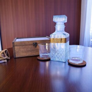 Licorera con vasos personalizados regalo para papa