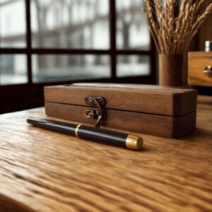 Primer plano de la elegante pluma metálica negra con detalles dorados del Estuche Pluma Legacy de GALIA, reflejando su diseño sofisticado.