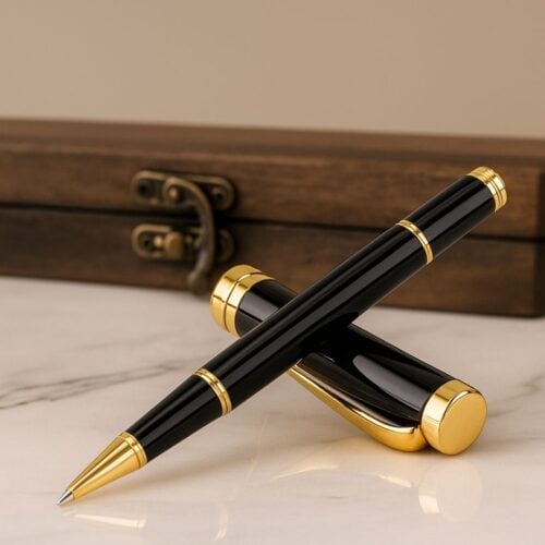 El Estuche Pluma Legacy de GALIA cerrado junto a la pluma, sobre un escritorio de madera en un ambiente profesional y elegante.