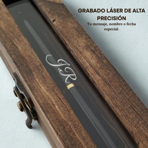 Vista detallada de un grabado láser de alta precisión con las iniciales 'J.R.' en el estuche de madera del Estuche Pluma Legacy.